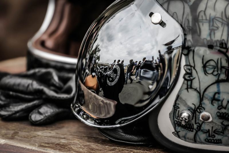 Casco cromato che riflette la scena