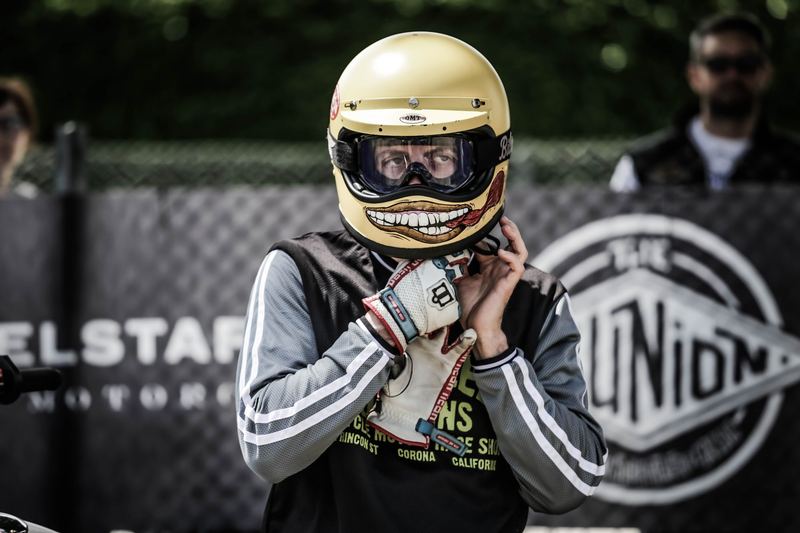 Si allaccia il casco oro prima del dirt