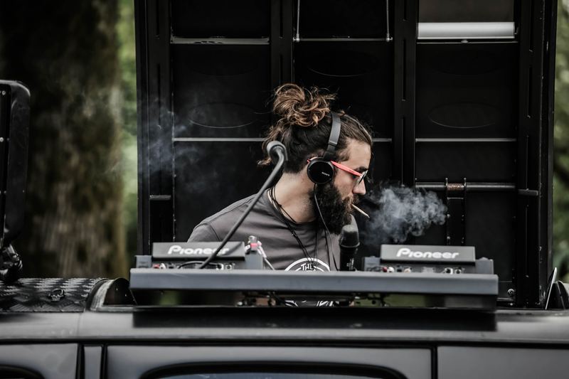 DJ alla consolle