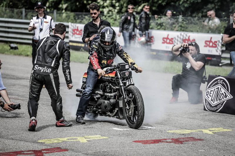 Burnout sulla linea coi fotografi accovacciati