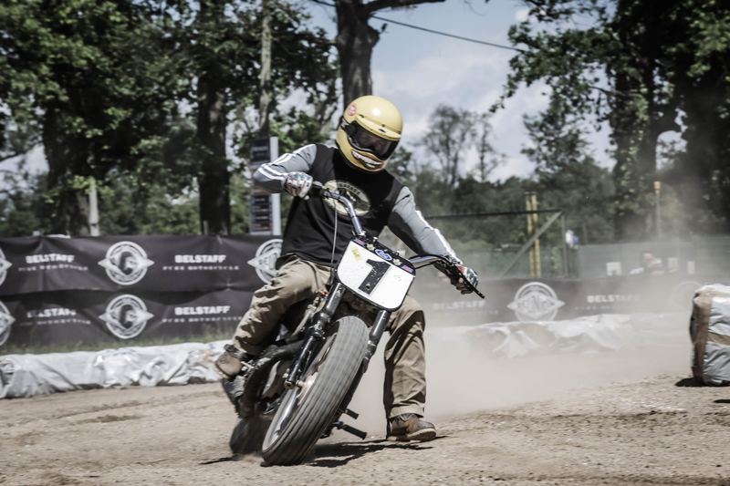 Il n. 1 col casco oro in curva, piede a terra