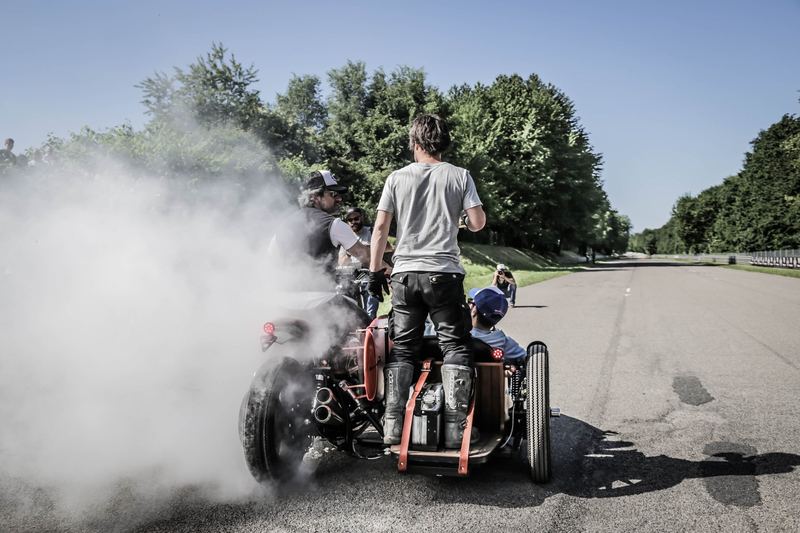 Burnout del sidecar, passeggero in piedi nel fumo