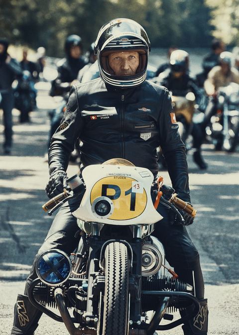Pilota frontale sulla BMW Polizei P1 in griglia