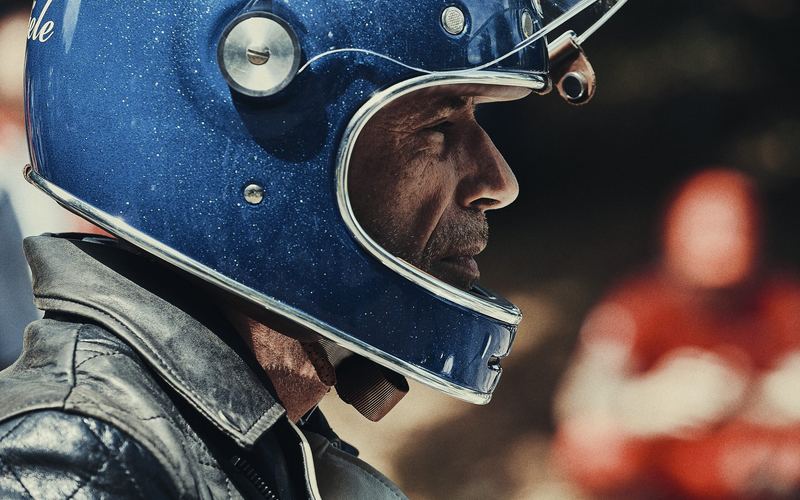 Profilo col casco jet blu glitterato
