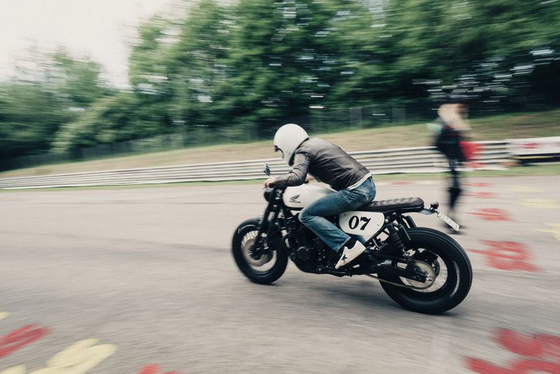 Cafe racer #07 in panning sull'ottavo di miglio