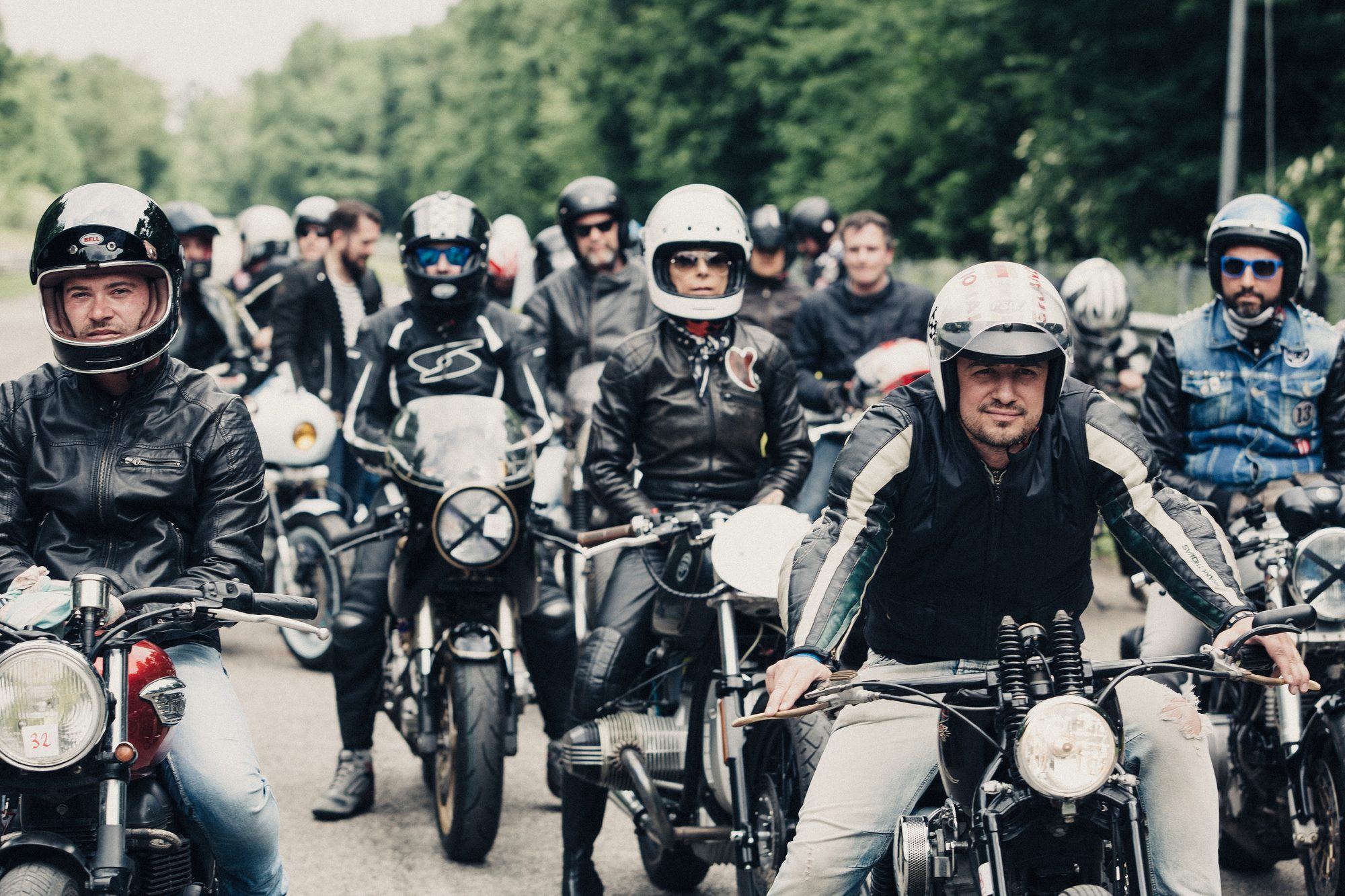 La griglia: decine di piloti in attesa sulle cafe racer