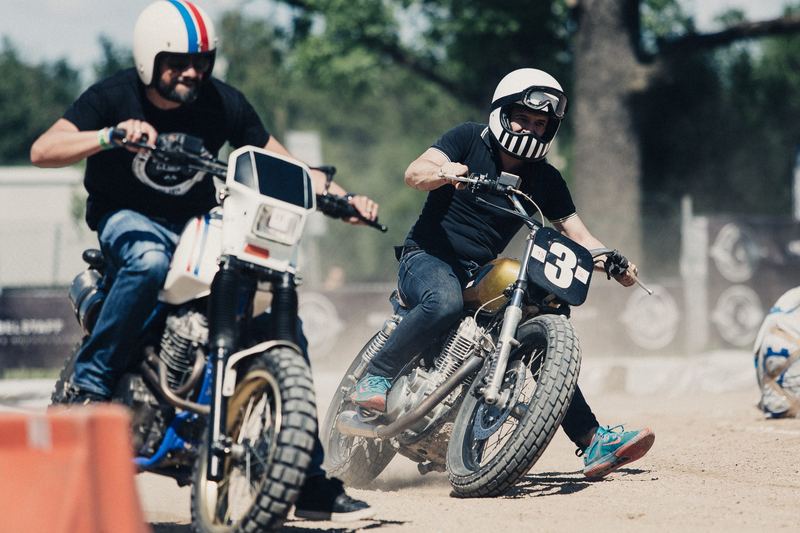 Due piloti dirt affiancati in partenza