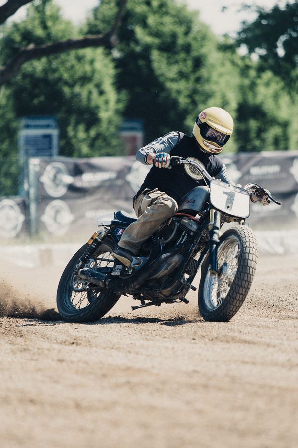 Flat track in piega, terra che schizza