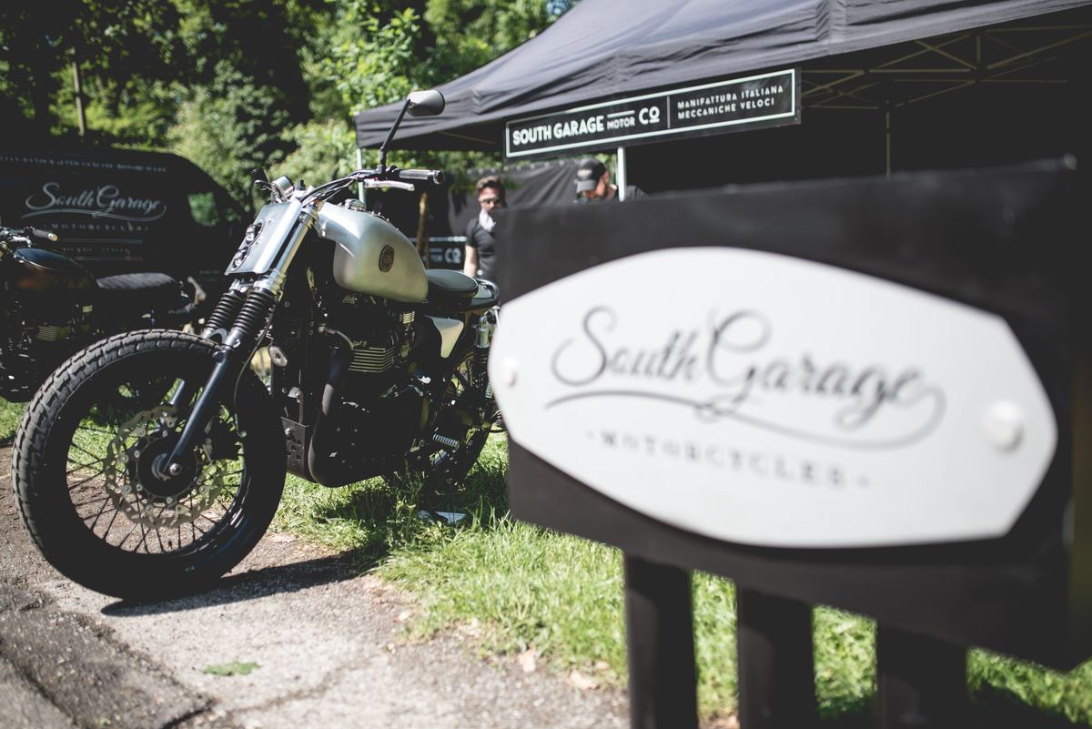 Insegna South Garage con special BMW
