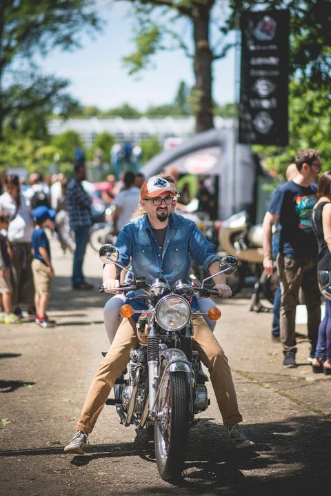 Honda CB in mezzo alla gente del paddock