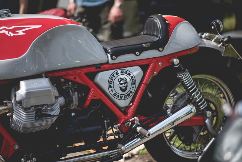 Guzzi da corsa rossa e grigia, sella e motore