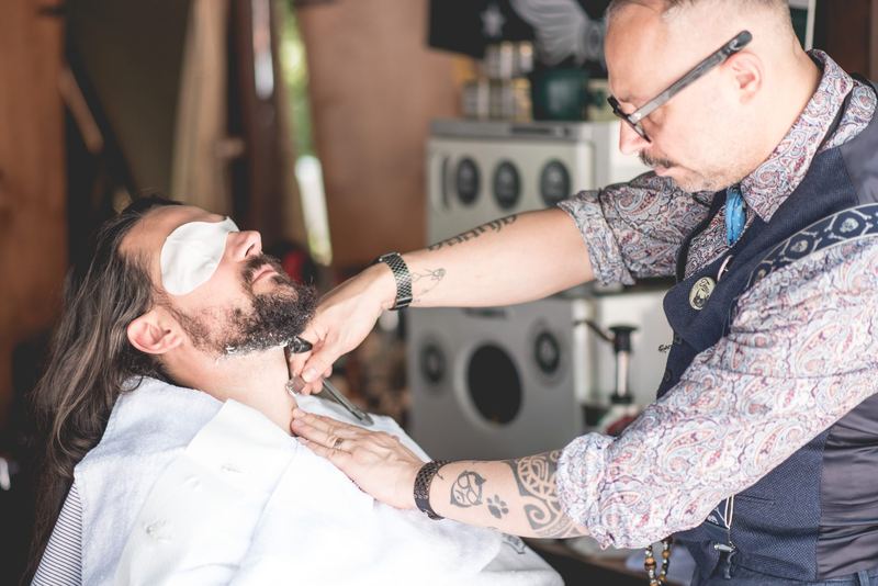 Barbiere col rasoio, un biker sulla poltrona