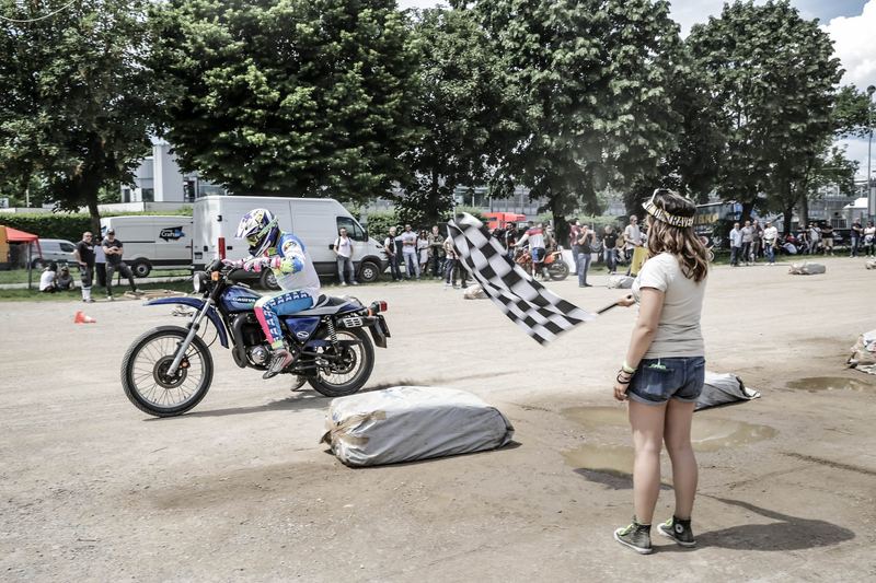 Bandiera a scacchi mentre passano i piloti
