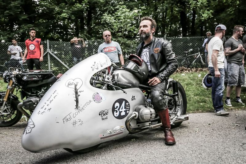Streamliner #34 coperto di firme, pilota in sella