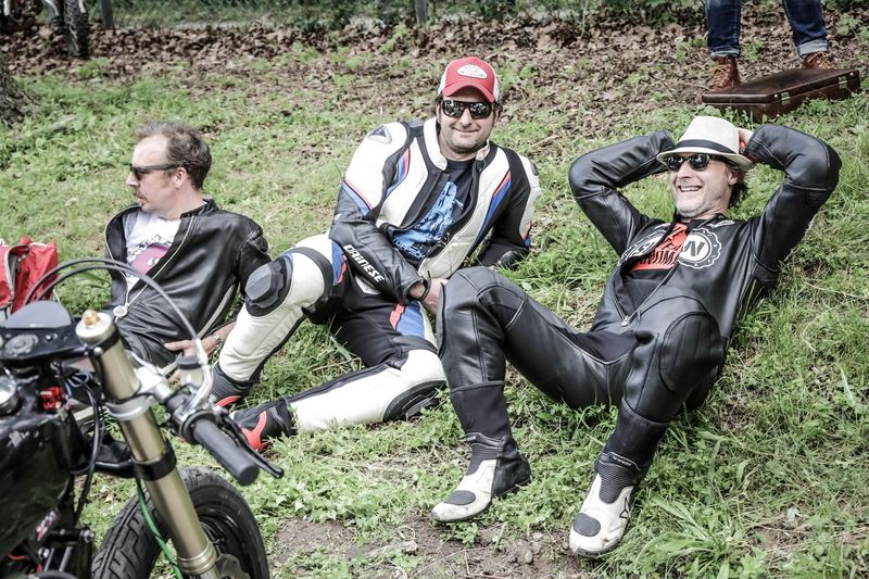 Piloti sdraiati sull'erba tra una manche e l'altra