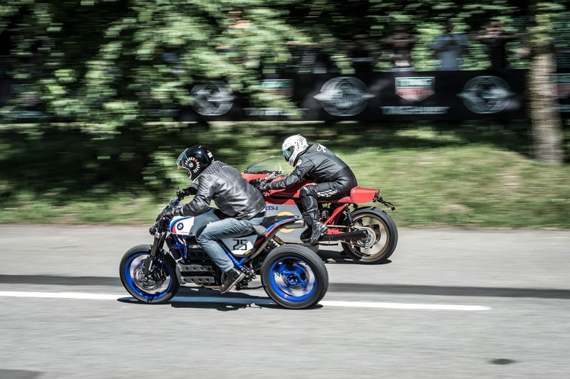 Due moto appaiate in panning