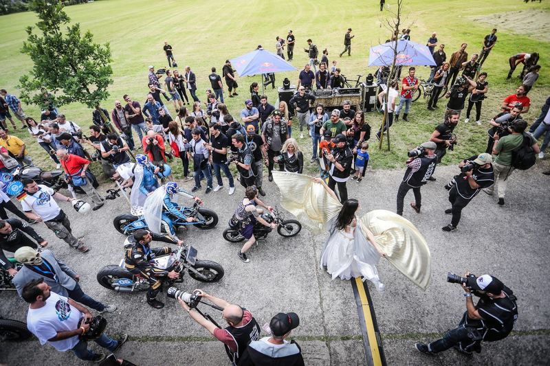 Dall'alto: folla e moto attorno alla parata delle danzatrici