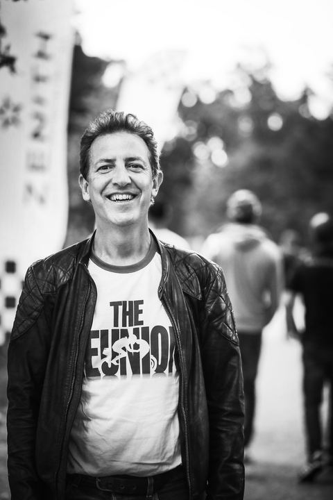 Ritratto sorridente con t-shirt The Reunion, bianco e nero