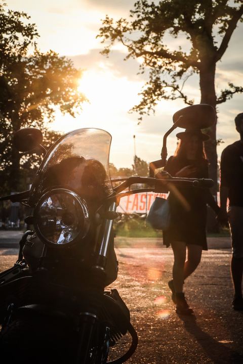 Moto e silhouette controluce al tramonto