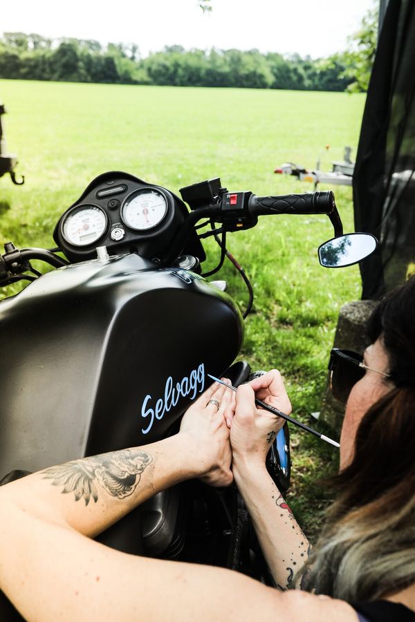 Pinstriping a pennello su serbatoio nero