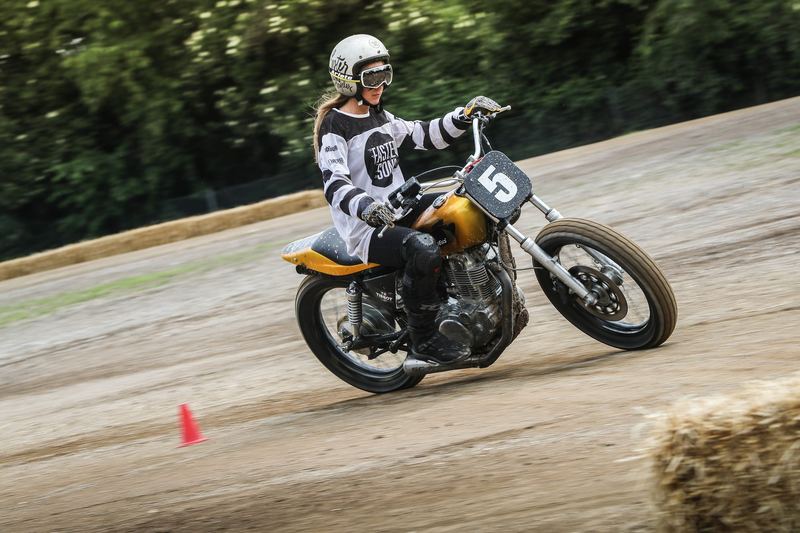 Ragazza sul flat tracker giallo n. 5 in piega