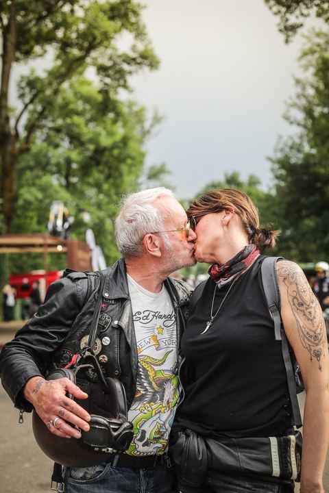 Coppia di biker che si bacia nel paddock