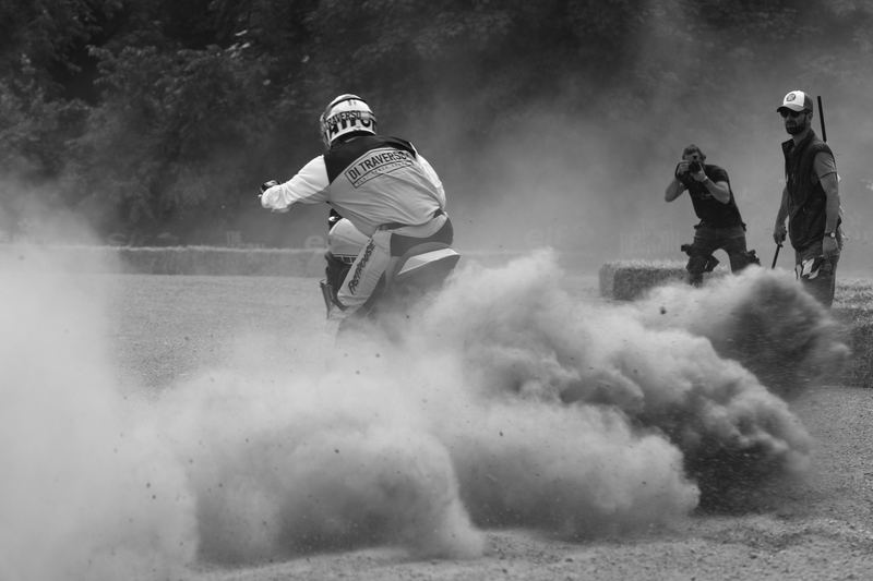 Pilota nascosto dalla nube di polvere, bianco e nero