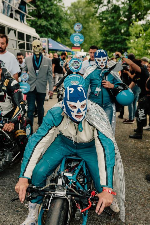 Luchador in moto nella parata