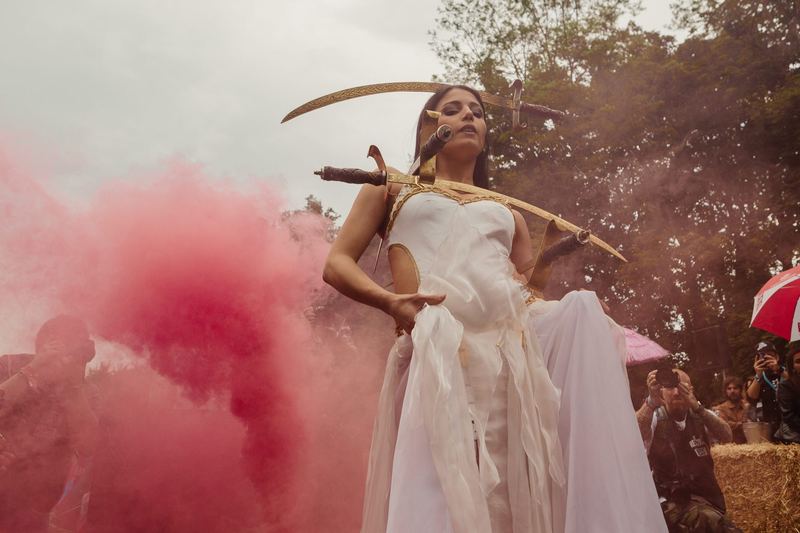 Performer con le sciabole nel fumo rosa