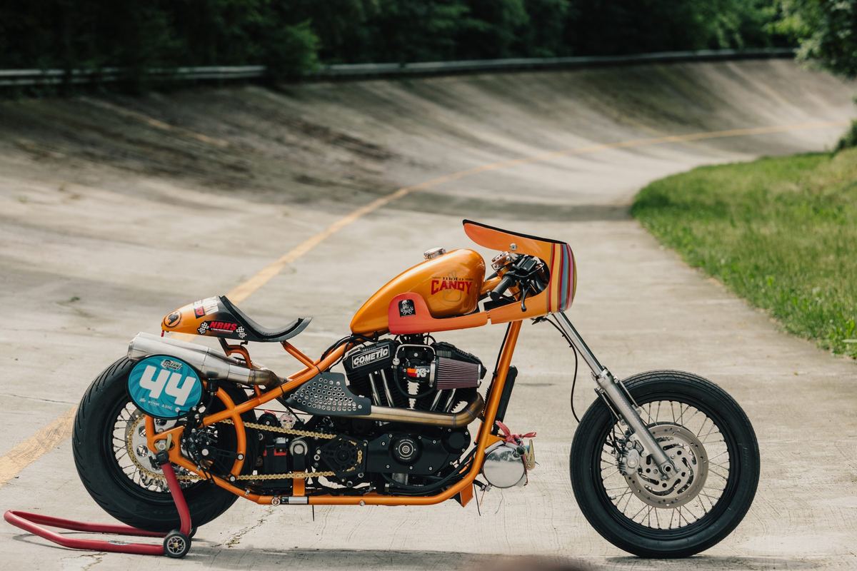 Chopper arancio #44 sulla sopraelevata