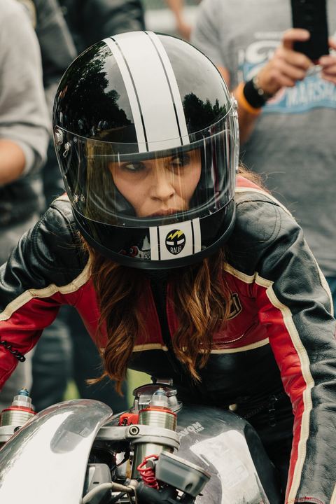 Pilota donna, casco integrale, sguardo prima del via