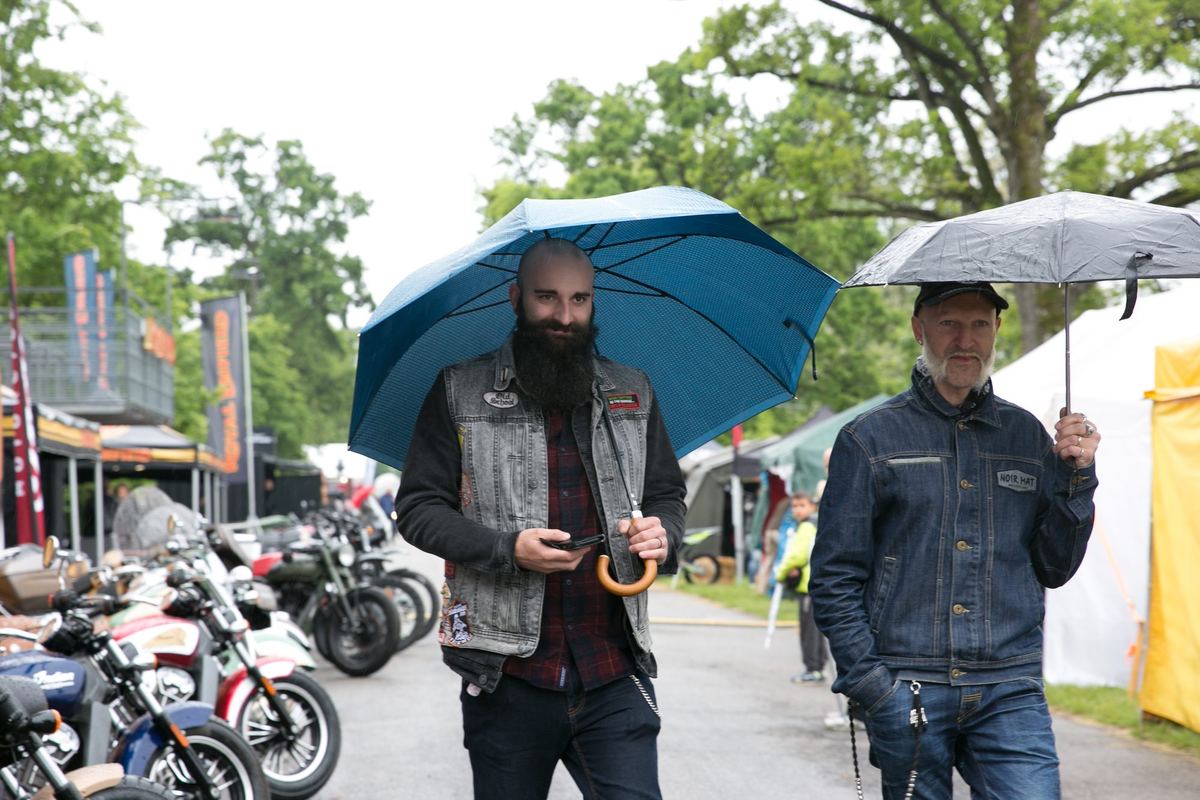 Ombrelli aperti nel paddock bagnato