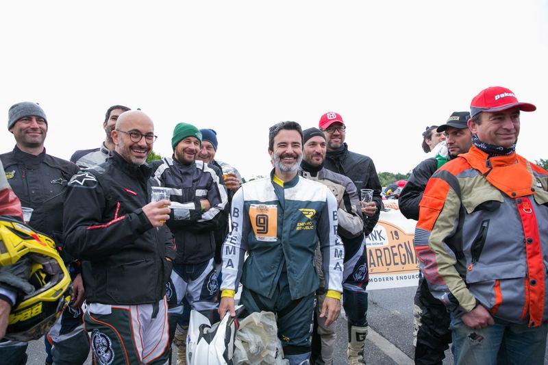 Piloti in tuta che ridono, birra in mano