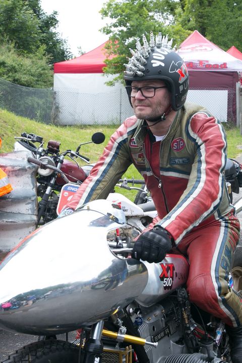 Casco chiodato punk su special cromata