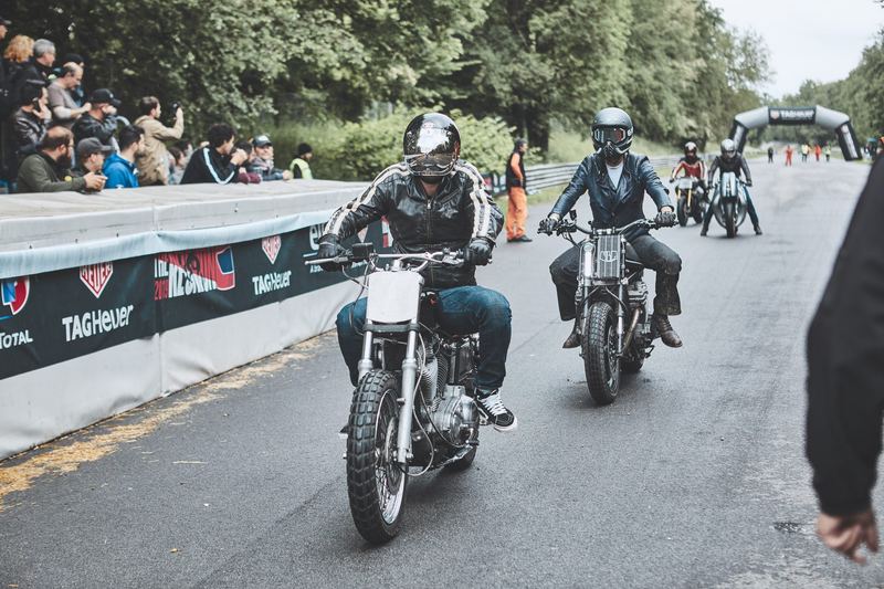 Due moto affiancate sulla corsia bagnata, il gruppo dietro