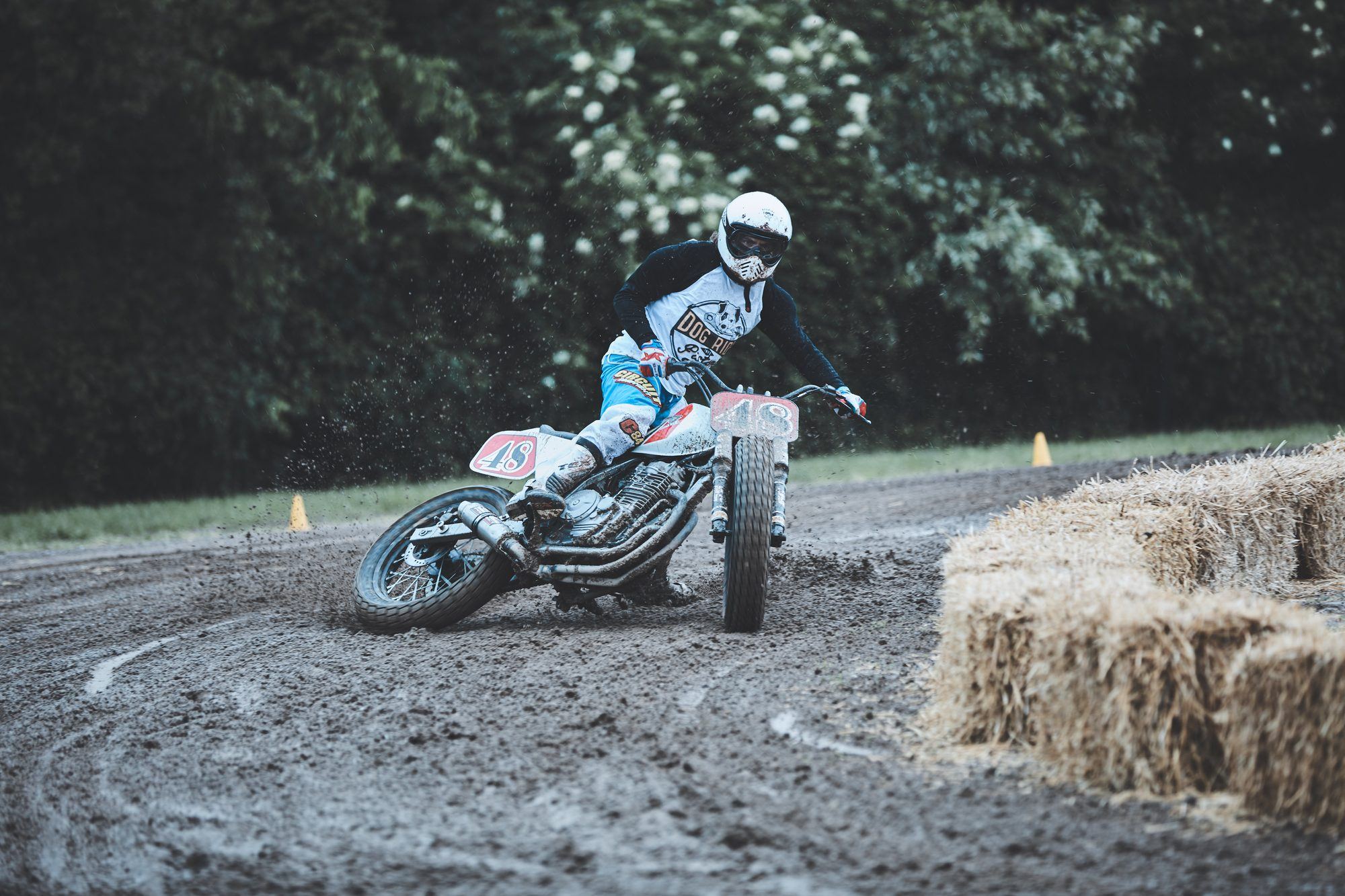 Flat tracker #48 in piega sulla terra bagnata, balle di fieno