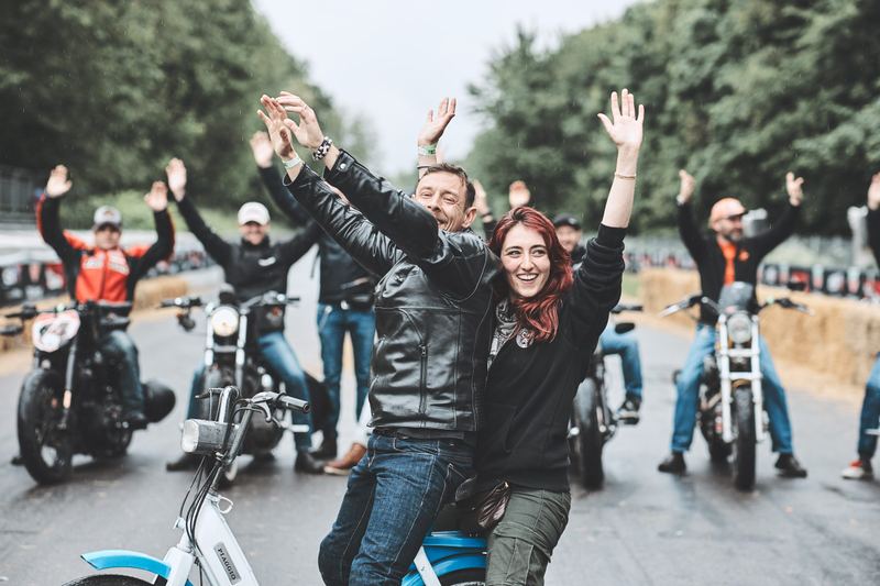 Braccia alzate tra le moto, la coppia sul motorino