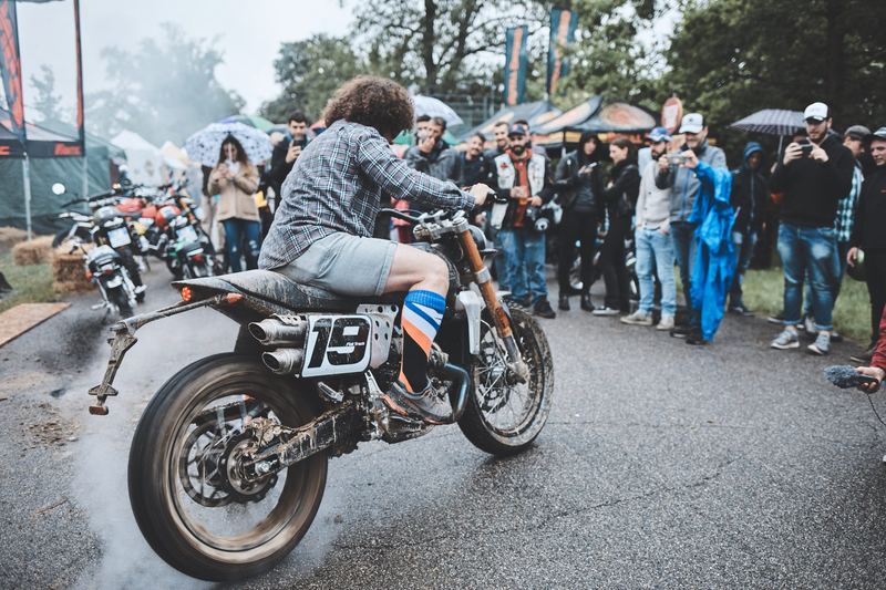 Burnout davanti al pubblico sotto gli ombrelli
