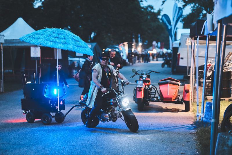 Paddock di sera in luce blu