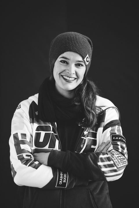 Ritratto in bianco e nero, ragazza col berretto