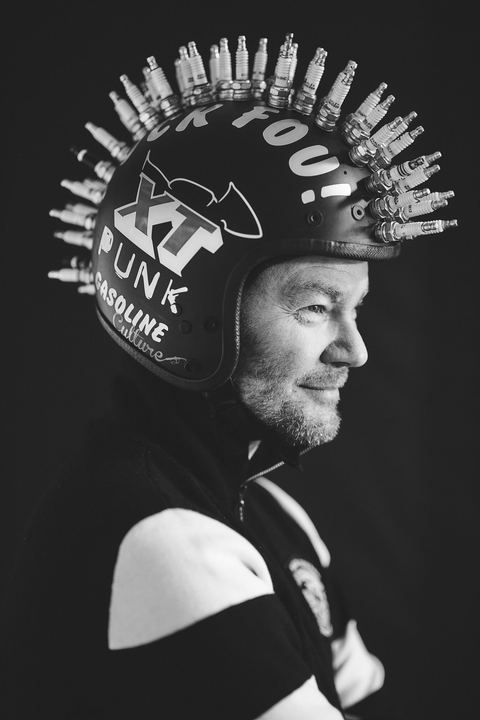Ritratto in bianco e nero col casco a punte