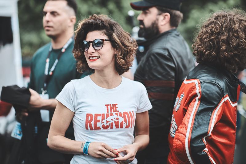 Ragazza con la maglietta The Reunion tra la gente