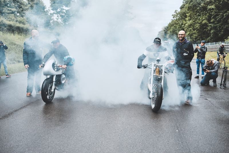 Doppio burnout sul rettilineo bagnato